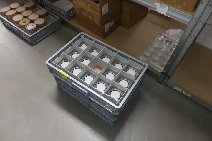 Edelstahlgehäuse mit Glas Umfang: 3x Kiste mit Inhalt